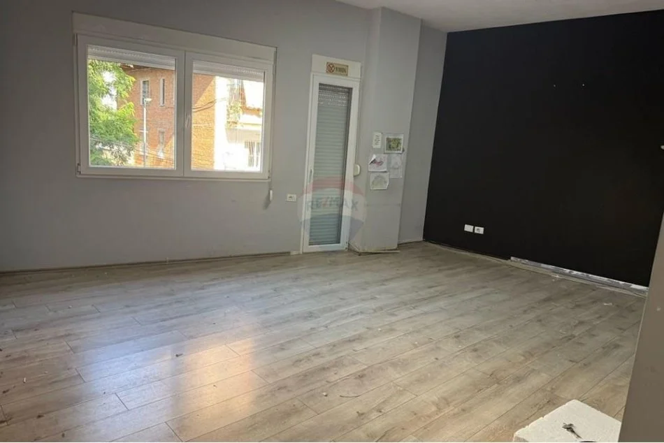 Tirane, jepet me qera zyre Kati 1, 140 m² 1.000 € (Myslym Shyri)