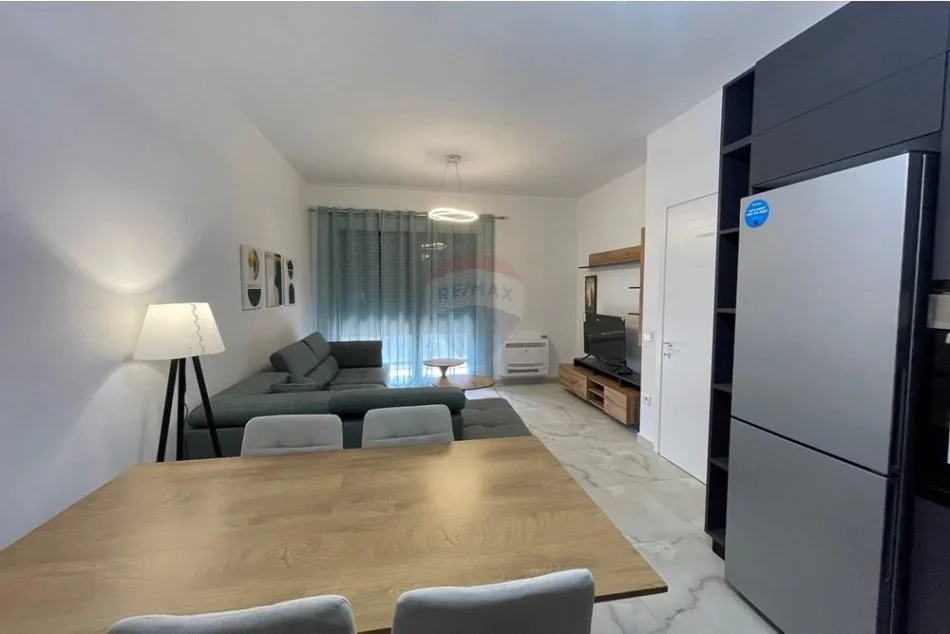 Tirane, jepet me qera apartament 2+1 , 95 m² 600 € (fusha e aviacionit)