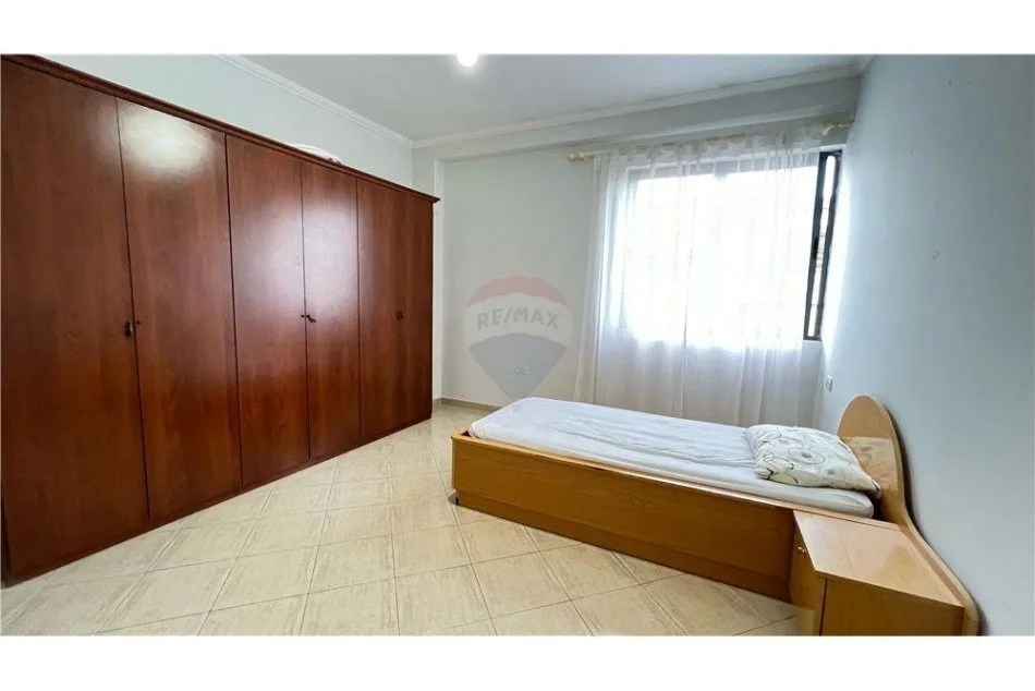 Tirane, jepet me qera apartament 3+1+Ballkon , 115 m² 450 € (kodra e diellit)