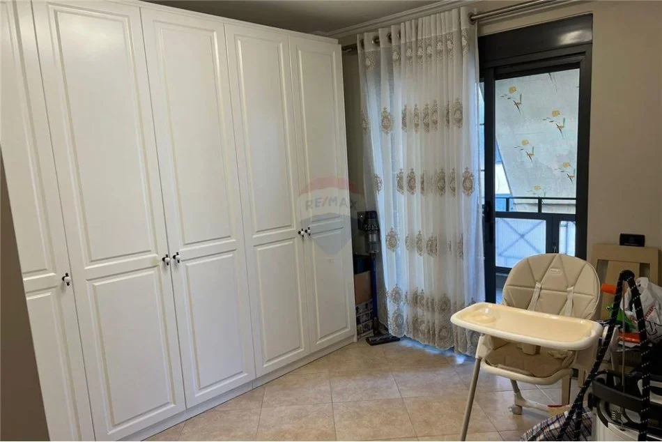 Shqiperi, jepet me qera apartament 3+1 , 145 m² 1.000 € 