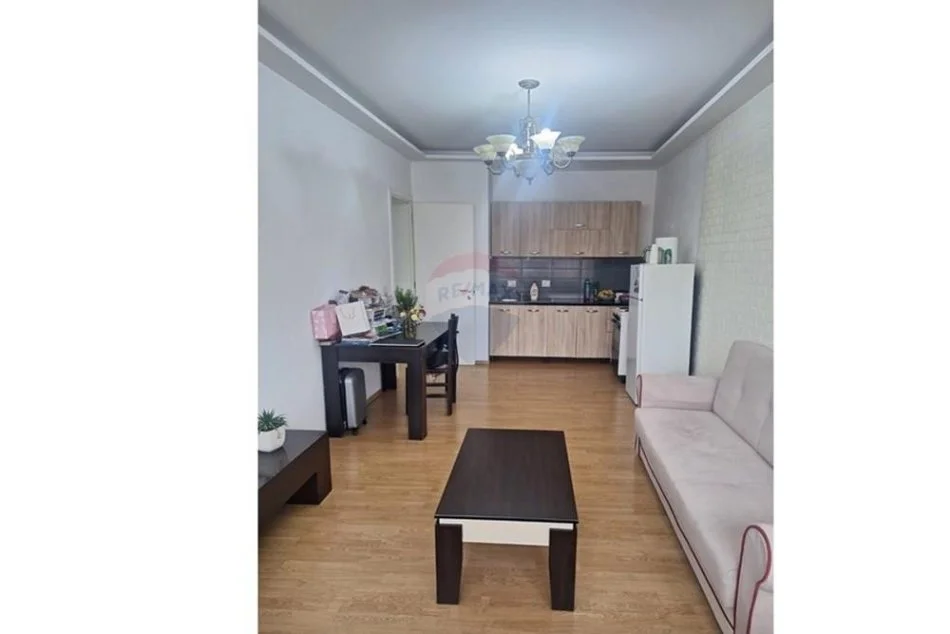 Tirane, jepet me qera apartament 2+1 Kati 6, 65 m² 380 € (shkolla e bashkuar)