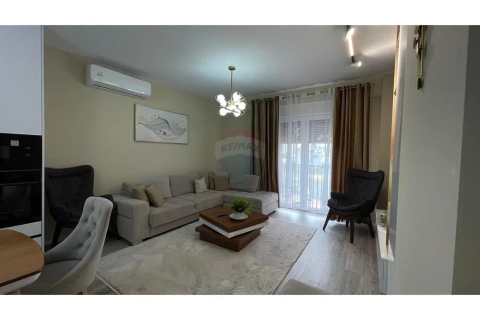 Tirane, jepet me qera apartament 2+1+Ballkon Kati 2, 115 m² 800 € (bulevardi i ri)