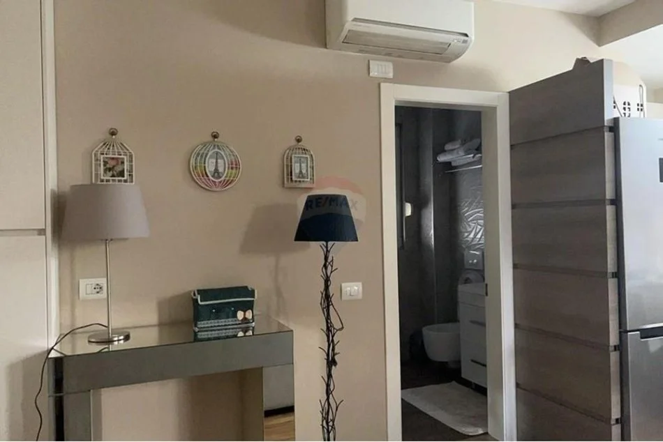 Tirane, jepet me qera apartament 1+1 , 94 m² 730 € (Rr. Myslym Shyri)