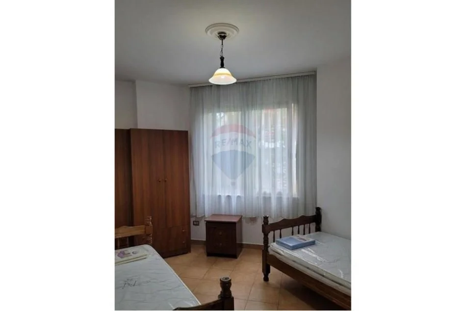 Tirane, jepet me qera apartament 2+1+Ballkon Kati 4, 110 m² 370 € (Rruga e Thesarit)
