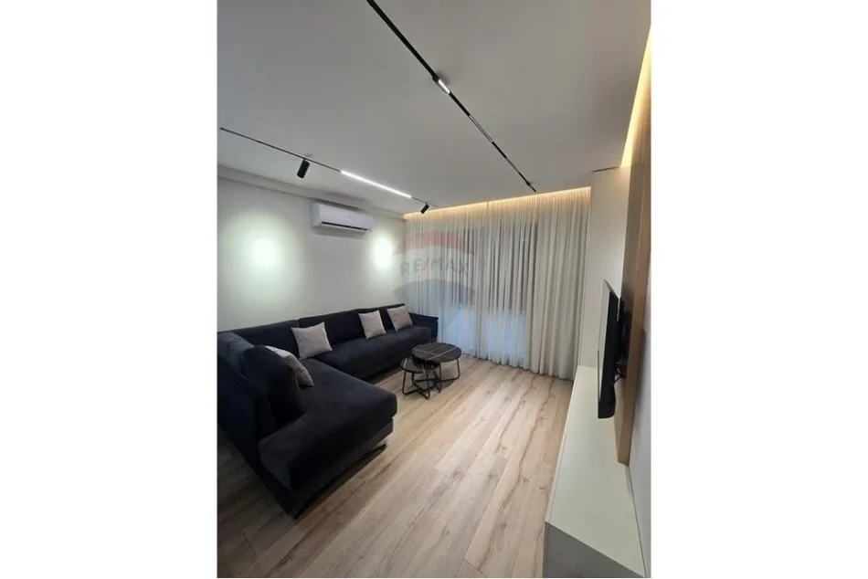 Tirane, jepet me qera apartament 2+1 , 110 m² 800 € (porcelan)