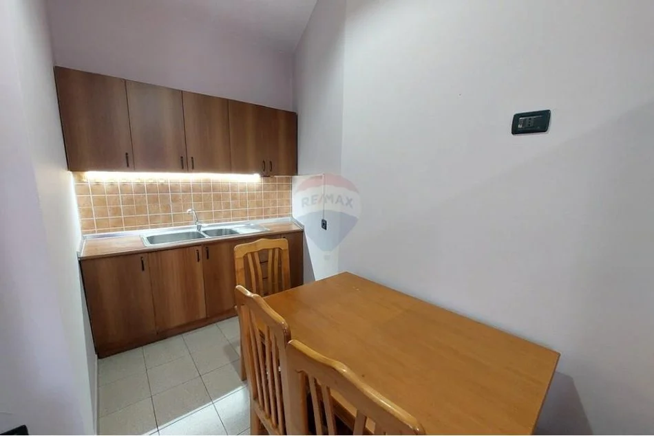 Shqiperi, jepet me qera apartament 2+1 Kati 2, 90 m² 420 € (Ali Dem)