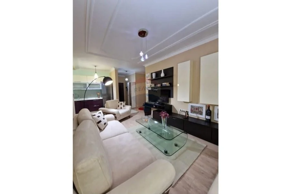 Tirane, jepet me qera apartament 2+1+Ballkon , 72 m² 800 € 