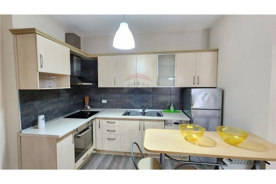 Tirane, jepet me qera apartament 1+1+Ballkon , 700 € 