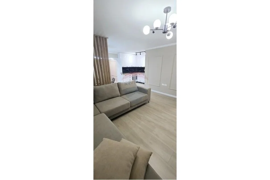 Tirane, jepet me qera apartament 3+1 , 125 m² 1.000 € (Stacioni i Trenit)