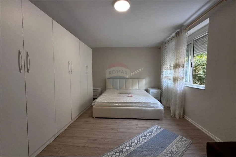 Tirane, jepet me qera 3+1 Kati 2, 100 m² 600 € (Apartament 3+1 me qira Xhamlliku!)