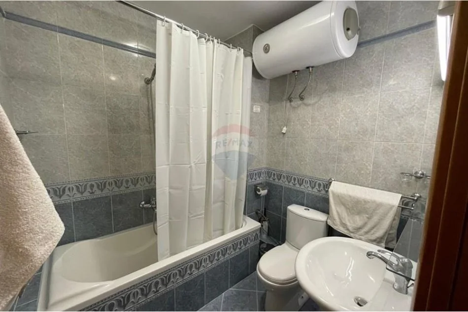 Tirane, jepet me qera 2+1 Kati 9, 110 m² 800 € (APARTAMENT 2+1+2 PER QIRA TE KOMUNA E PARISIT)
