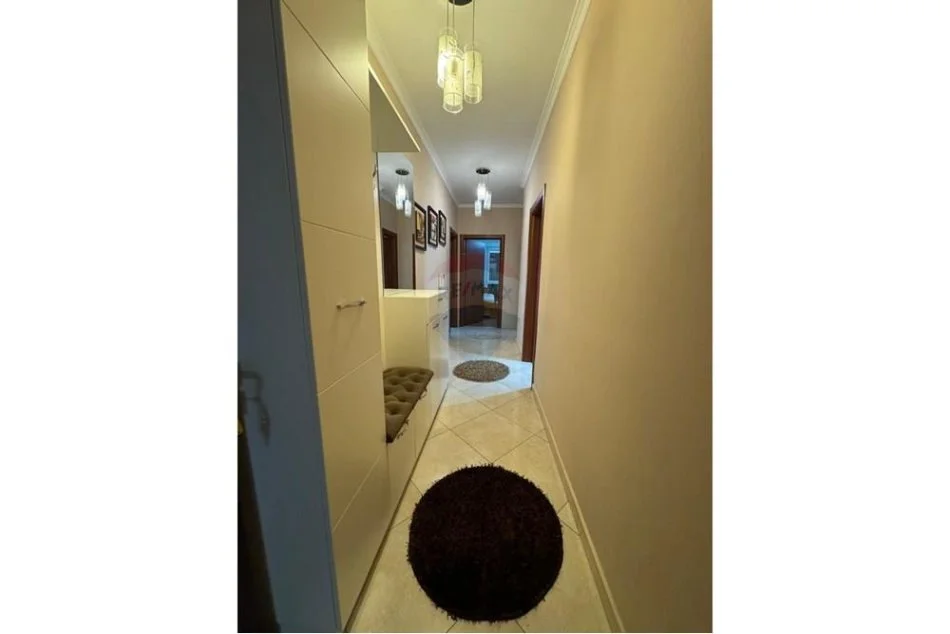 Tirane, jepet me qera apartament 2+1+Ballkon Kati 4, 120 m² 600 € (QIRA APARTAMENT 2+1 NE XHAMLLIK!)