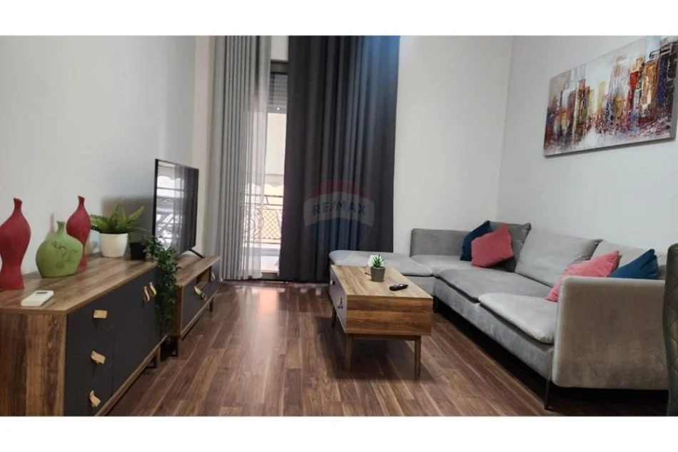 Tirane, jepet me qera apartament 1+1+Ballkon Kati 4, 70 m² 850 € (KOMPLEKSI DELIJORGJI)