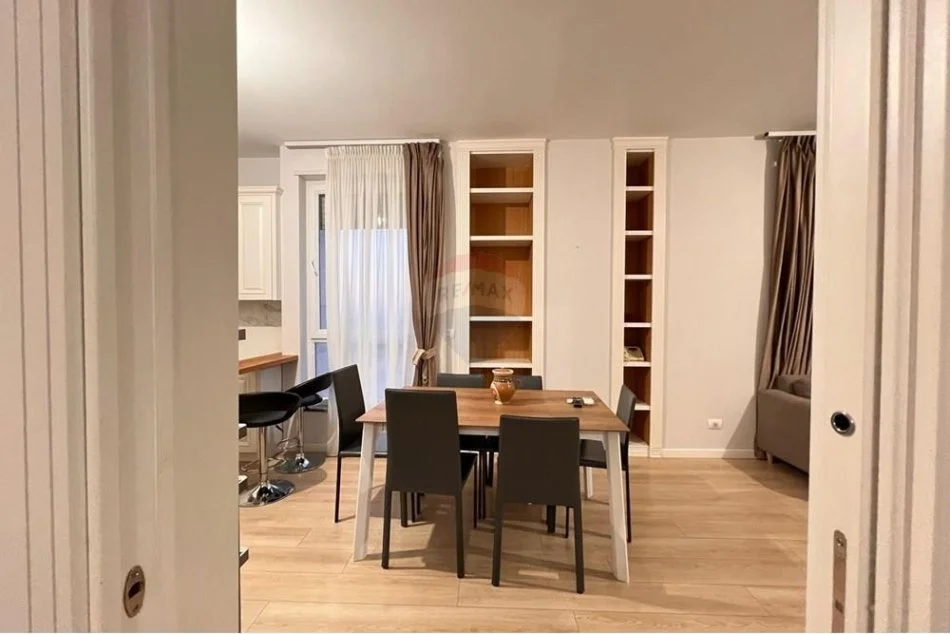 Tirane, jepet me qera apartament 3+1 Kati 3, 142 m² 1.100 € (Kopshti Botanik)