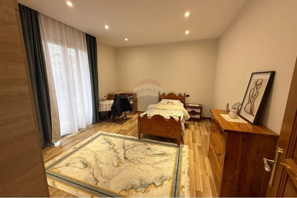 Tirane, jepet me qera apartament 2+1 Kati 2, 120 m² 450 € (Vilat Gjermane)