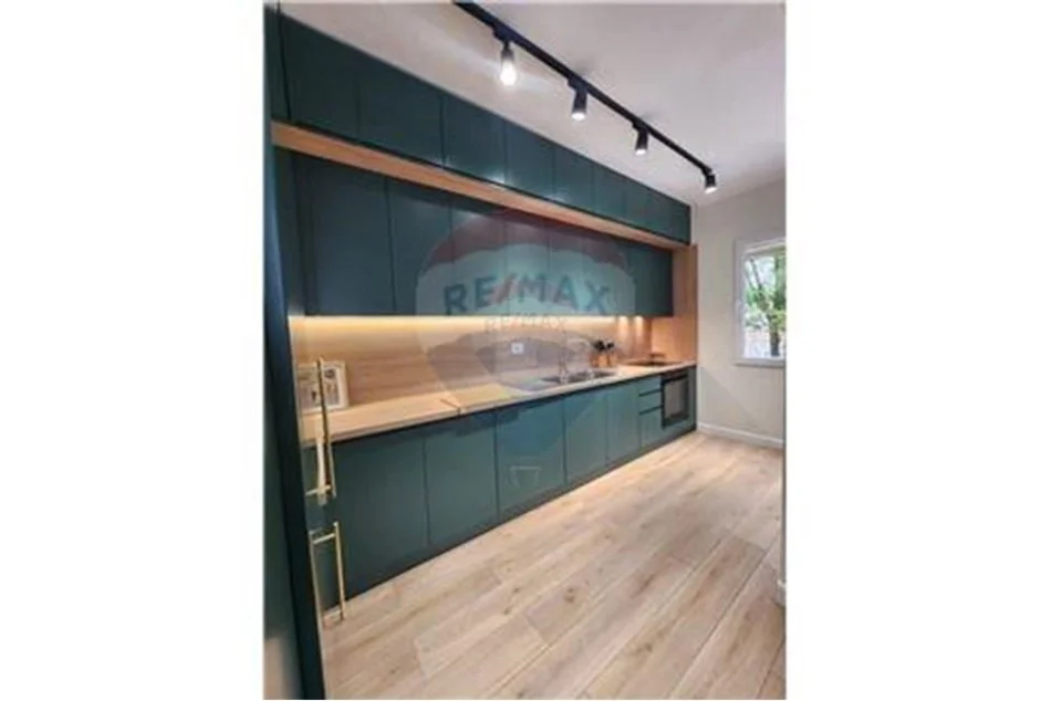 Tirane, jepet me qera apartament 2+1+Ballkon Kati 3, 900 € (Kristal)