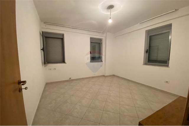 Tirane, jepet me qera apartament Kati 6, 60 m² 350 Euro (Casa Italia)