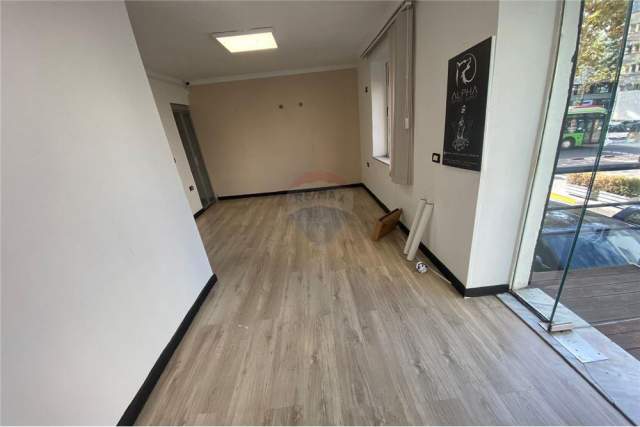 Tirane, jepet me qera zyre Kati 1, 80 m² 490 Euro (Rruga e Kavajes)