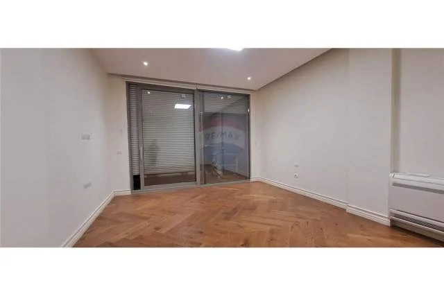 Tirane, jepet me qera zyre Kati 6, 213 m² 2400 Euro (Perlat Rexhepi)