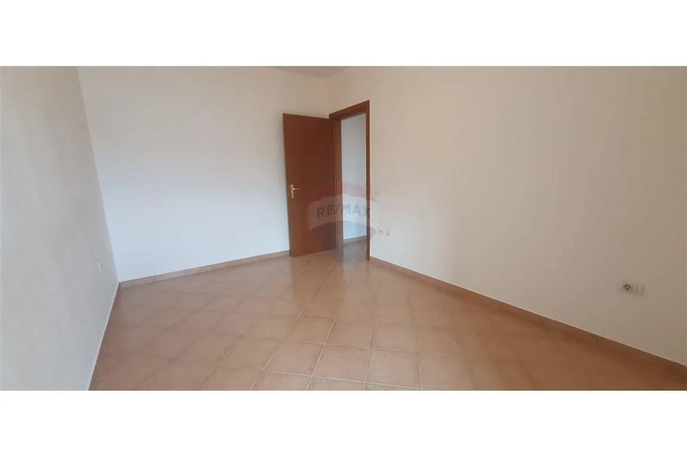 Shitet apartament 2+1 tek rruga Kavajes