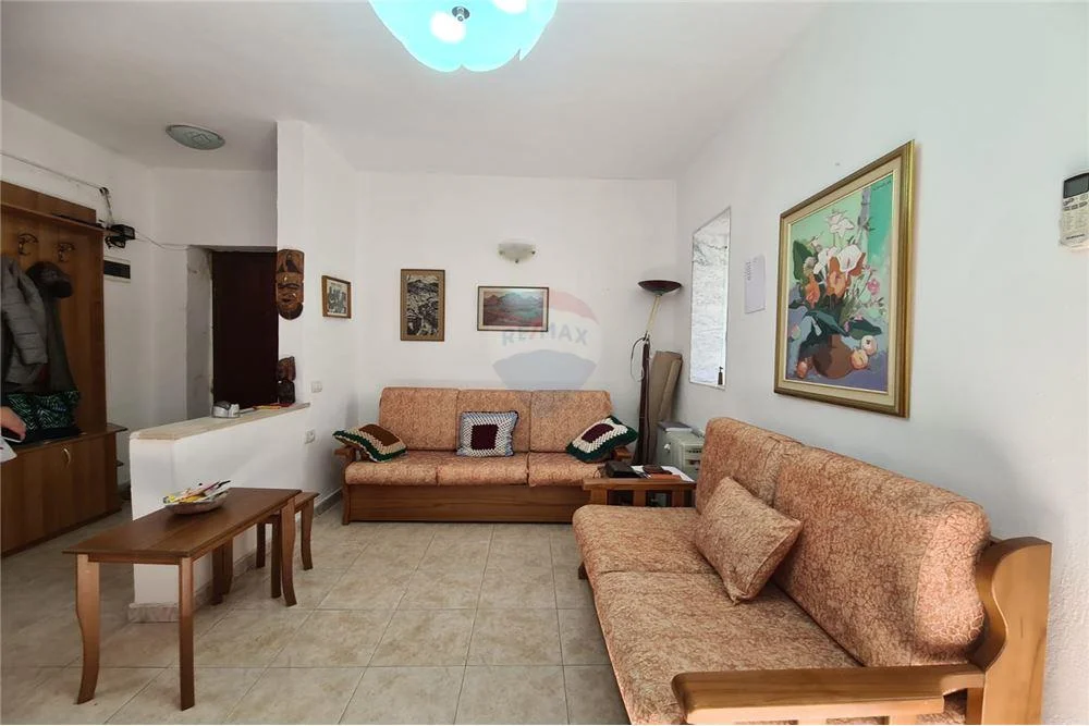 Apartament 1+1+studio ne shitje tek Myslym Shyri, prane Drejtorise se Policise.