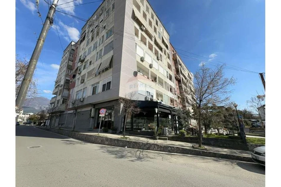 📢 Shitet Dyqani Buze Rruge 40.6 m2📍 Ish Profarma