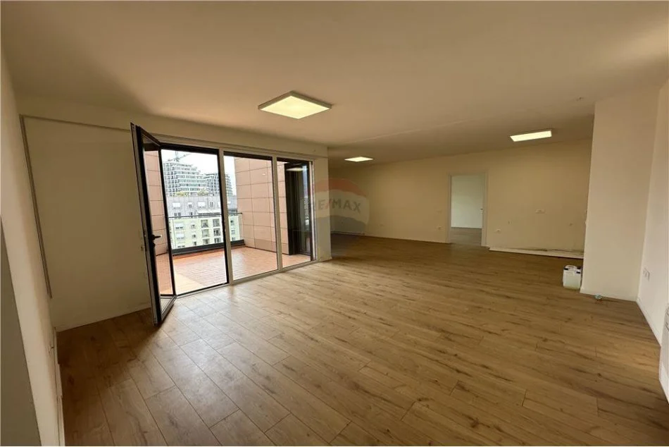 AMBIENT PER QIRA TEK KOMUNA E PARISIT! 180m²