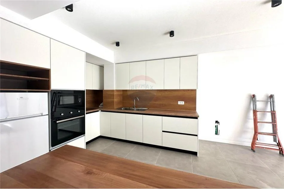 Jepet apartament me qera 2+1 ne rrugen e Kavajes afer Kishes Katolike