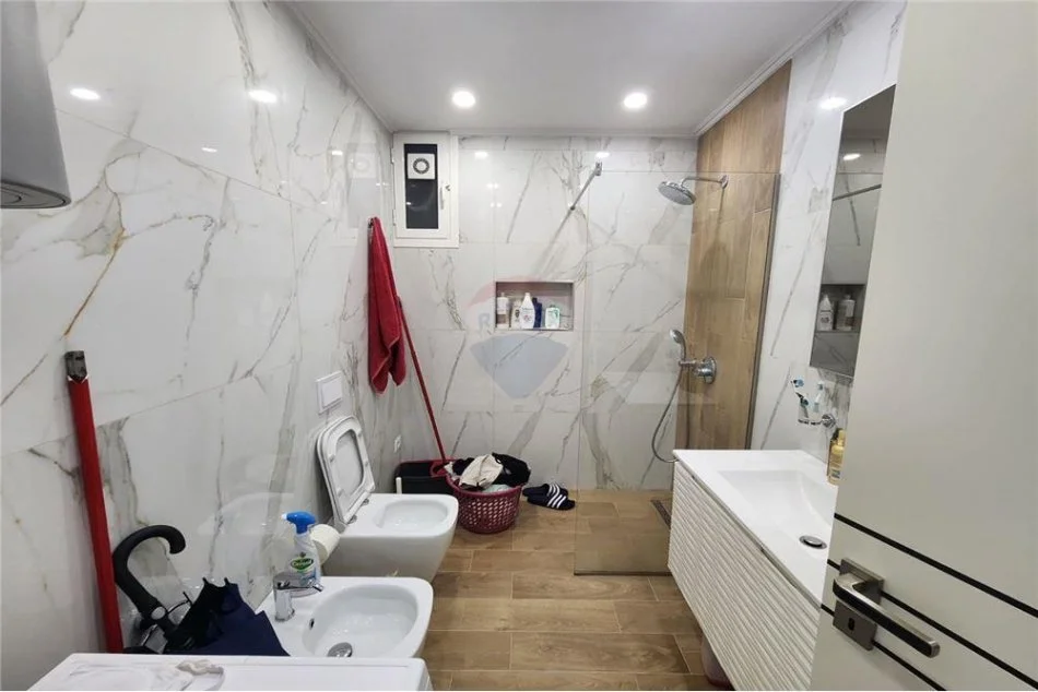 Shitet apartament 2+1 ne Komunen e Parisit Kompleksi Dinamo