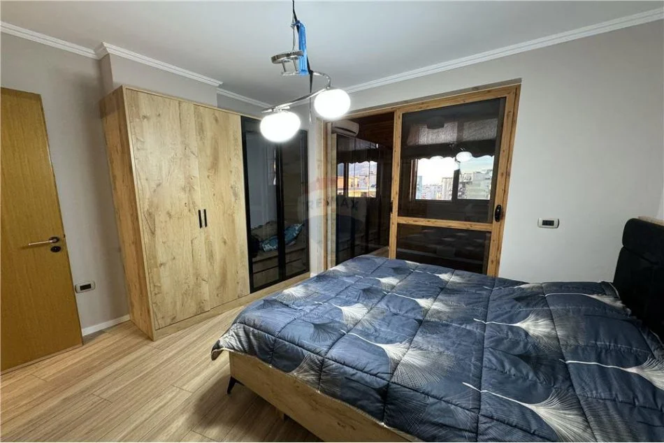 Shitet apartment 2+1 tek Myslym Shyri, prane karburant Kastrati!