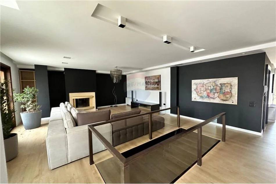 Duplex Luksoz./ Shitje/prane stadiumit Air Albania