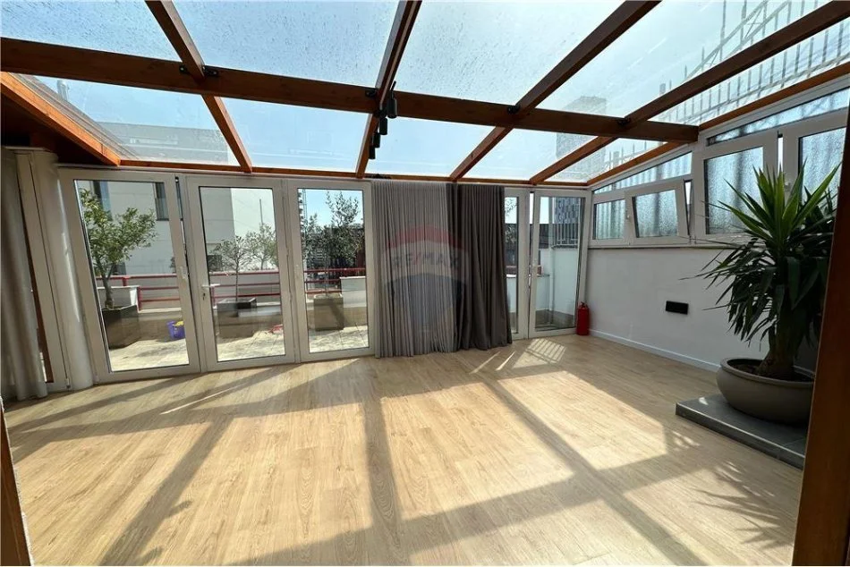 Duplex Luksoz./ Shitje/prane stadiumit Air Albania