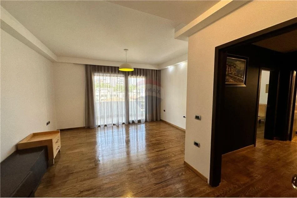 Duplex Luksoz./ Shitje/prane stadiumit Air Albania