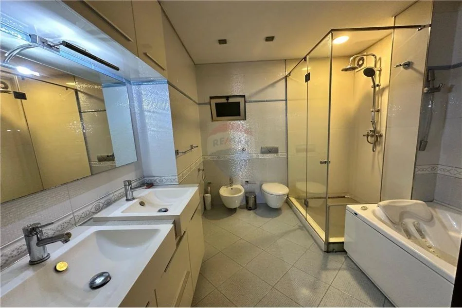 Duplex Luksoz./ Shitje/prane stadiumit Air Albania