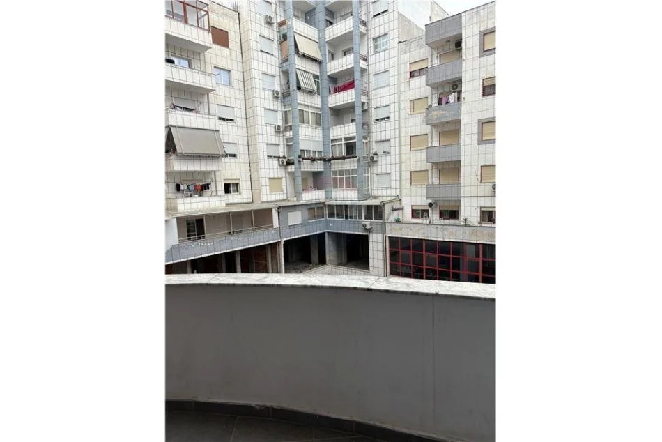 Shitet apartament 1+1 tek Kthesa e Kamzes