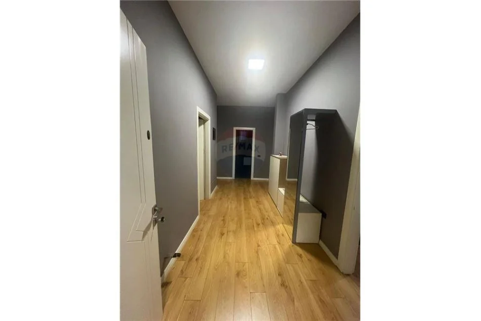 Tirane, shes Vile 3 Katshe, Kati 3, 130 m2 300,000 € (Vilë - Në Shitje - Laprakë, Shqipëri)