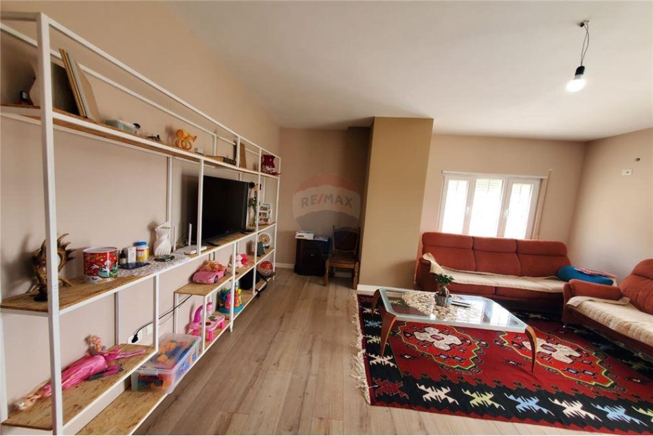 Tirane, shes apartament 3+1+Ballkon, Kati 3, 246 m2 213,000 € (fresk)