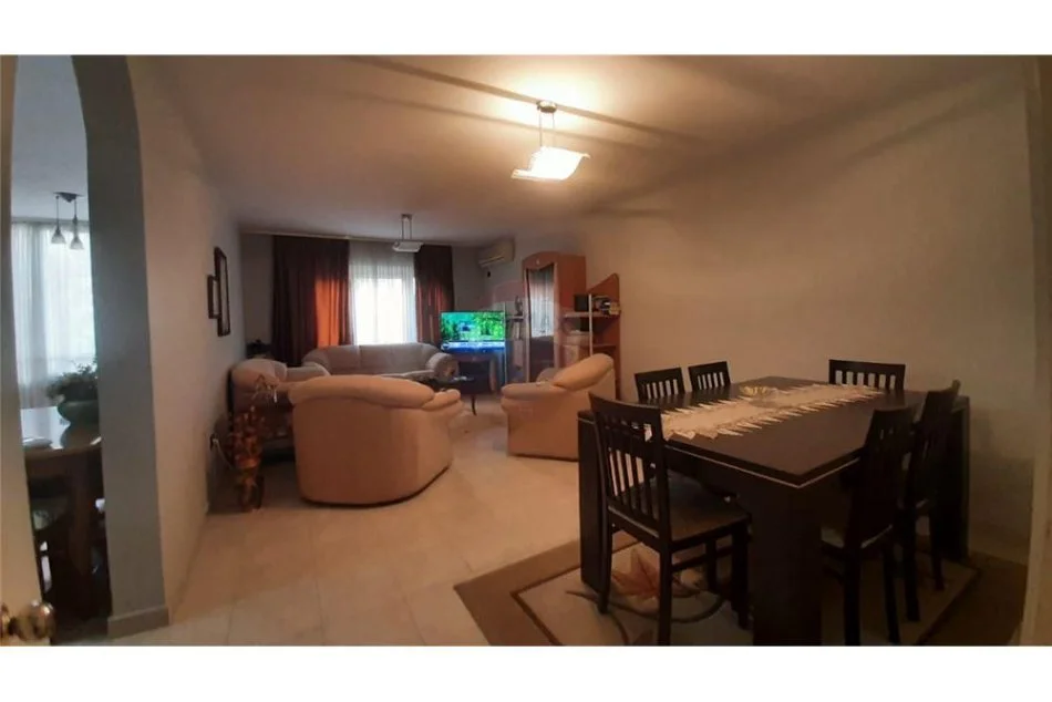 Shqiperi, jepet me qera apartament 3+1, Kati 1, 120 m² 700 € (laprake)
