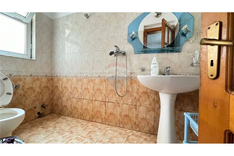 Tirane, shitet apartament 1+1+Ballkon, , 59 m² 80,000 € (Apartament 1+1 per shitje ne Rrugen Ali Demi!)