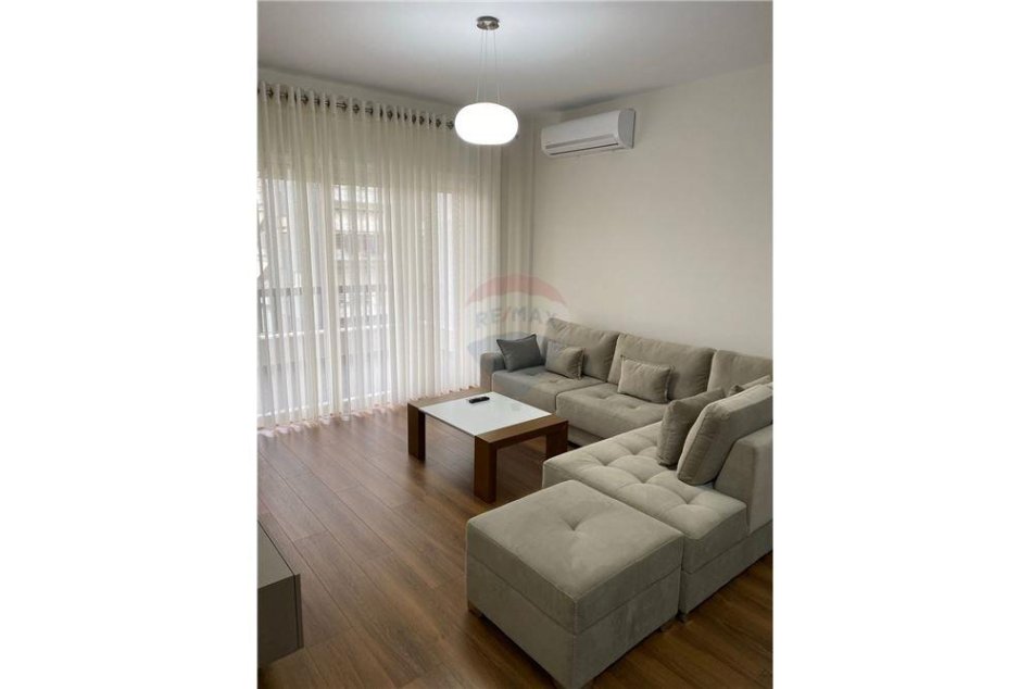 Tirane, jepet me qera apartament 1+1, Kati 3, 74 m² 550 € (Ofrohet per qira apartament 1+1 tek fusha Ali Dem)