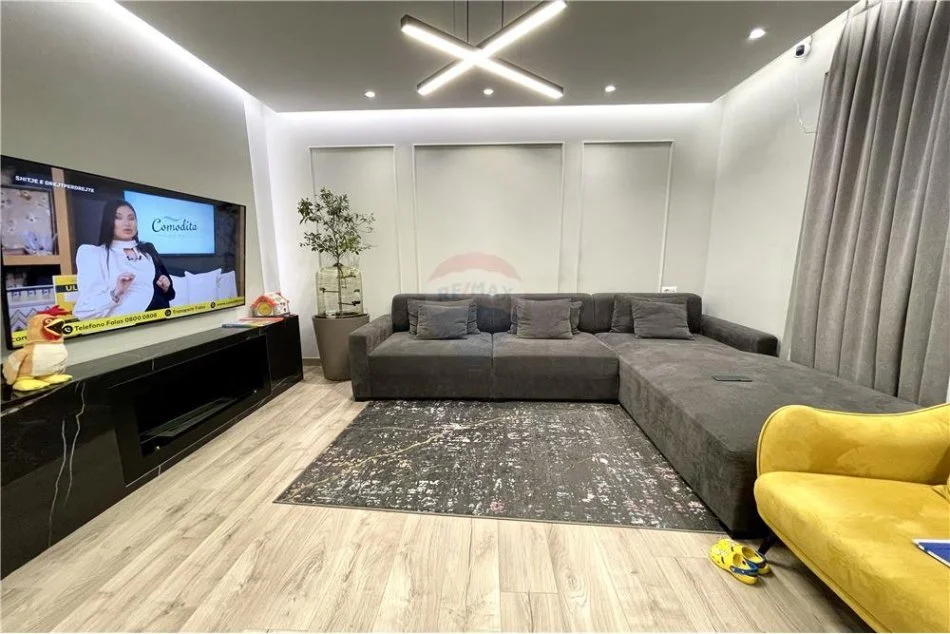 Tirane, shitet apartament 2+1, Kati 8, 175 m² 200,000 € (Apartament luksoz ne shitje, 2+1 me verande ne fillim te rruges "5 Maji"!)