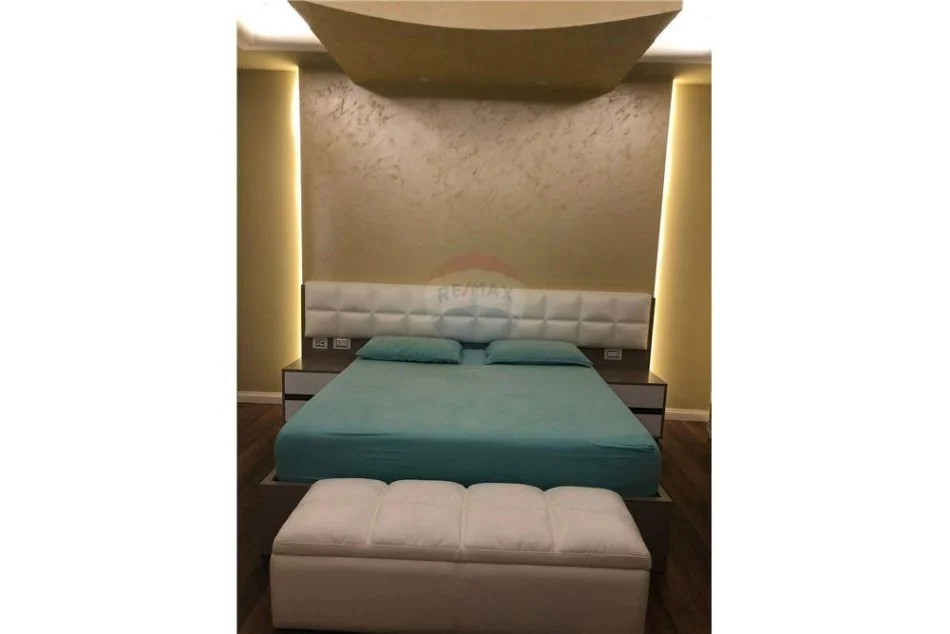 Tirane, shitet Vile 3+1, Kati 1, 306 m² 350,000 € (SHITET VILË, KAMËZ)