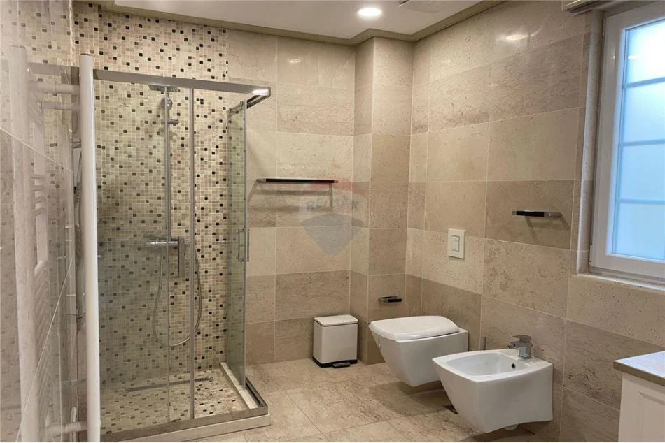 Tirane, shitet Vile 3+1, Kati 1, 306 m² 350,000 € (SHITET VILË, KAMËZ)