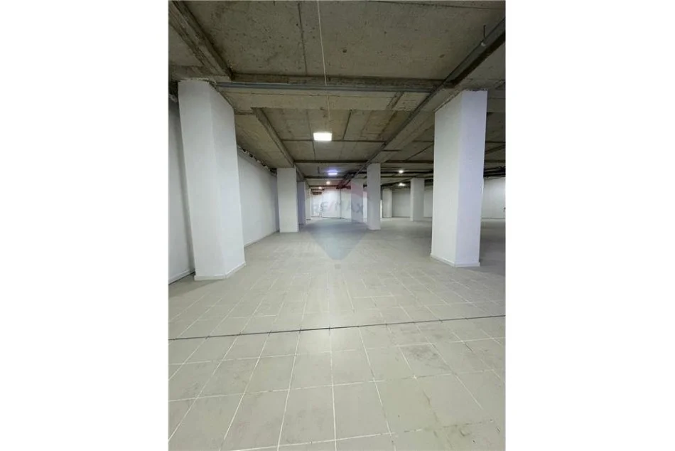 Tirane, jepet me qera ambjent biznesi , Kati -1, 620 m² 15,000 € (JEPET ME QIRA AMBJENT TREGTAR TE 9-KATESHET!)