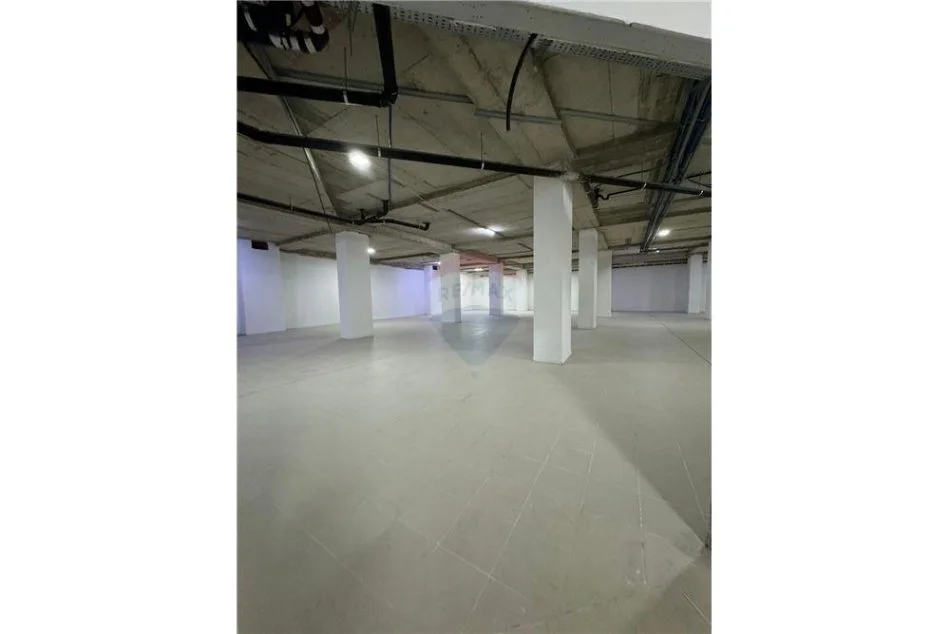 Tirane, jepet me qera ambjent biznesi , Kati -1, 620 m² 15,000 € (JEPET ME QIRA AMBJENT TREGTAR TE 9-KATESHET!)