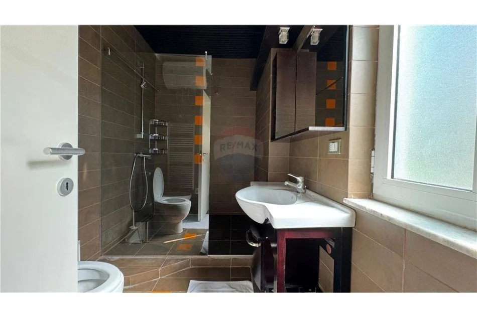 Tirane, jepet me qera apartament 2+1, Kati 7, 120 m² 800 € (Apartament 2+1+post parkimi per qira tek Ish Ekspozita!)