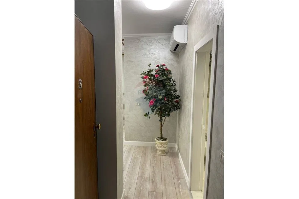 Tirane, jepet me qera apartament 1+1+Ballkon, Kati 5, 72 m² 700 € (Rruga e Kosovarve)