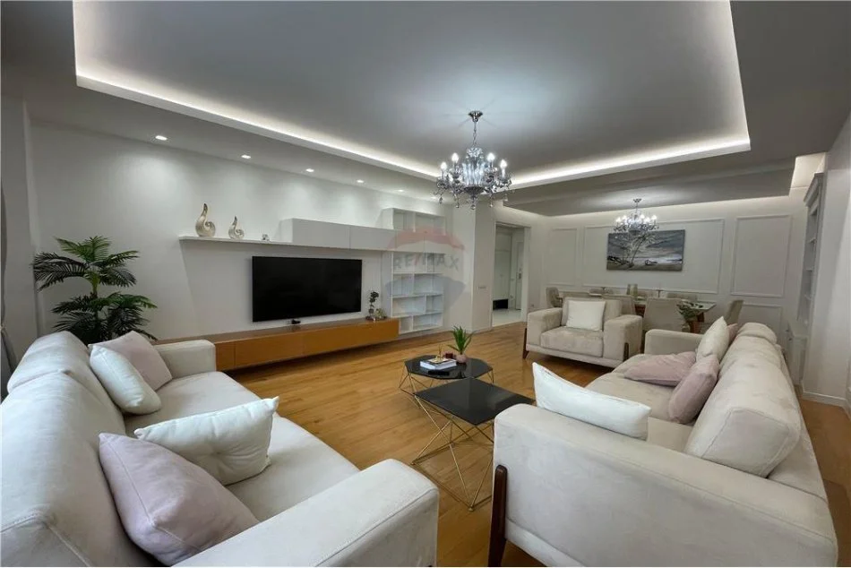 Tirane, jepet me qera apartament 3+1+Ballkon, Kati 5, 172 m² 2,000 € (Air Albania)