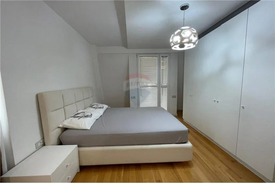 Tirane, jepet me qera apartament 3+1+Ballkon, Kati 5, 172 m² 2,000 € (Air Albania)