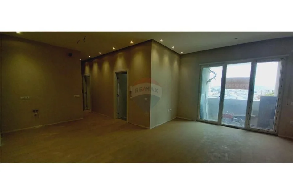 Tirane, jepet me qera zyre , Kati 3, 101 m² 800 € (Jepet me qira zyre tek rreth rrotullimi Kinostudio)